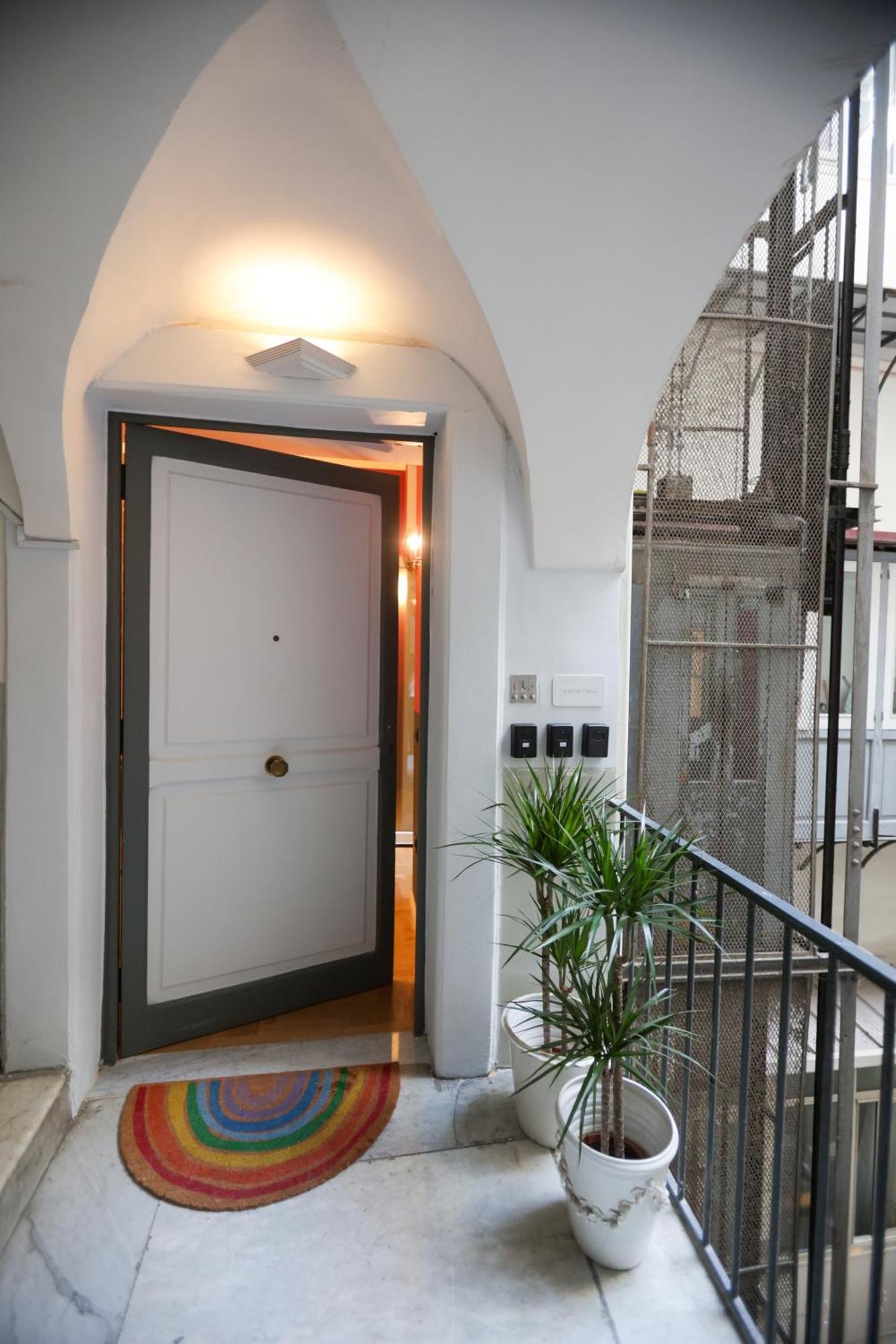 Alma De Chiaja - Design Suites & Apartments Naples Luaran gambar